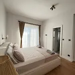 Forest House - Kuscular Villa *