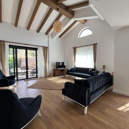 וילה Forest House - Kuscular אורלה